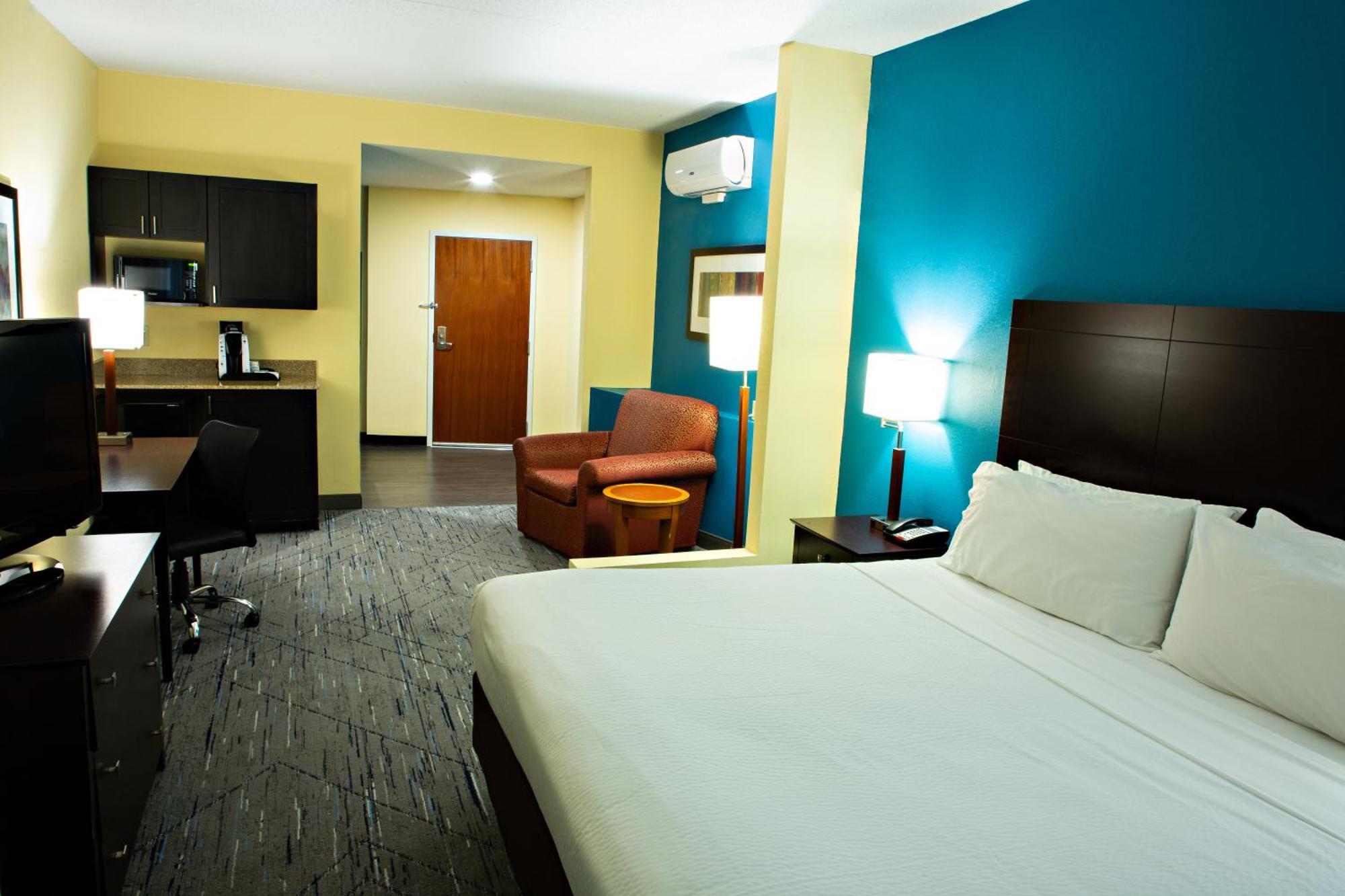 Express & Harrisburg West Hotel 3*
