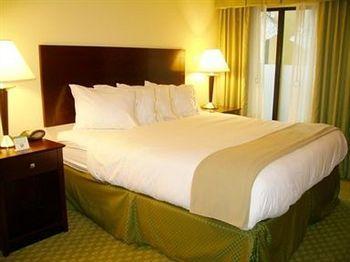 Express & Harrisburg West Hotel 3*