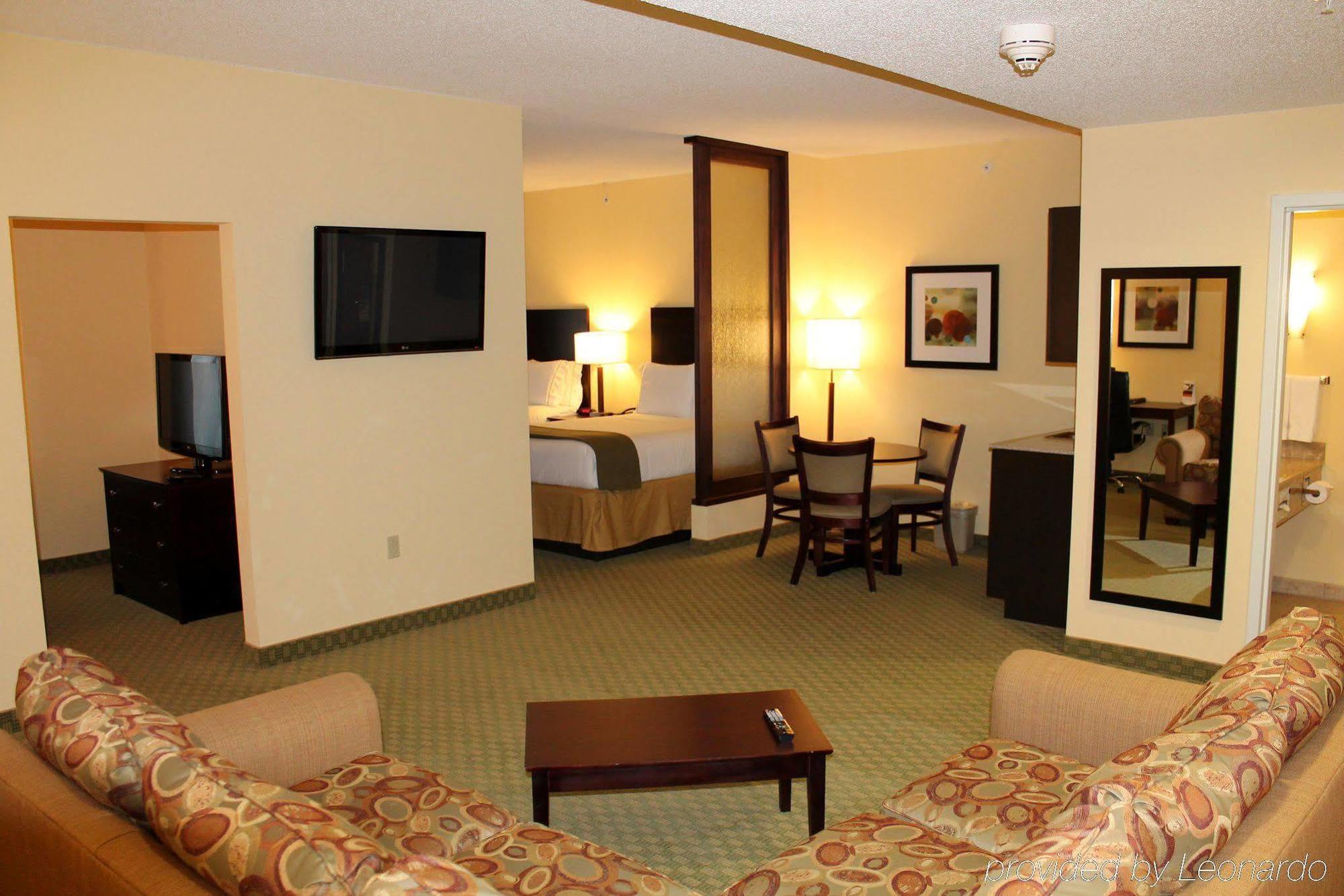 Express & Harrisburg West Hotel 3*